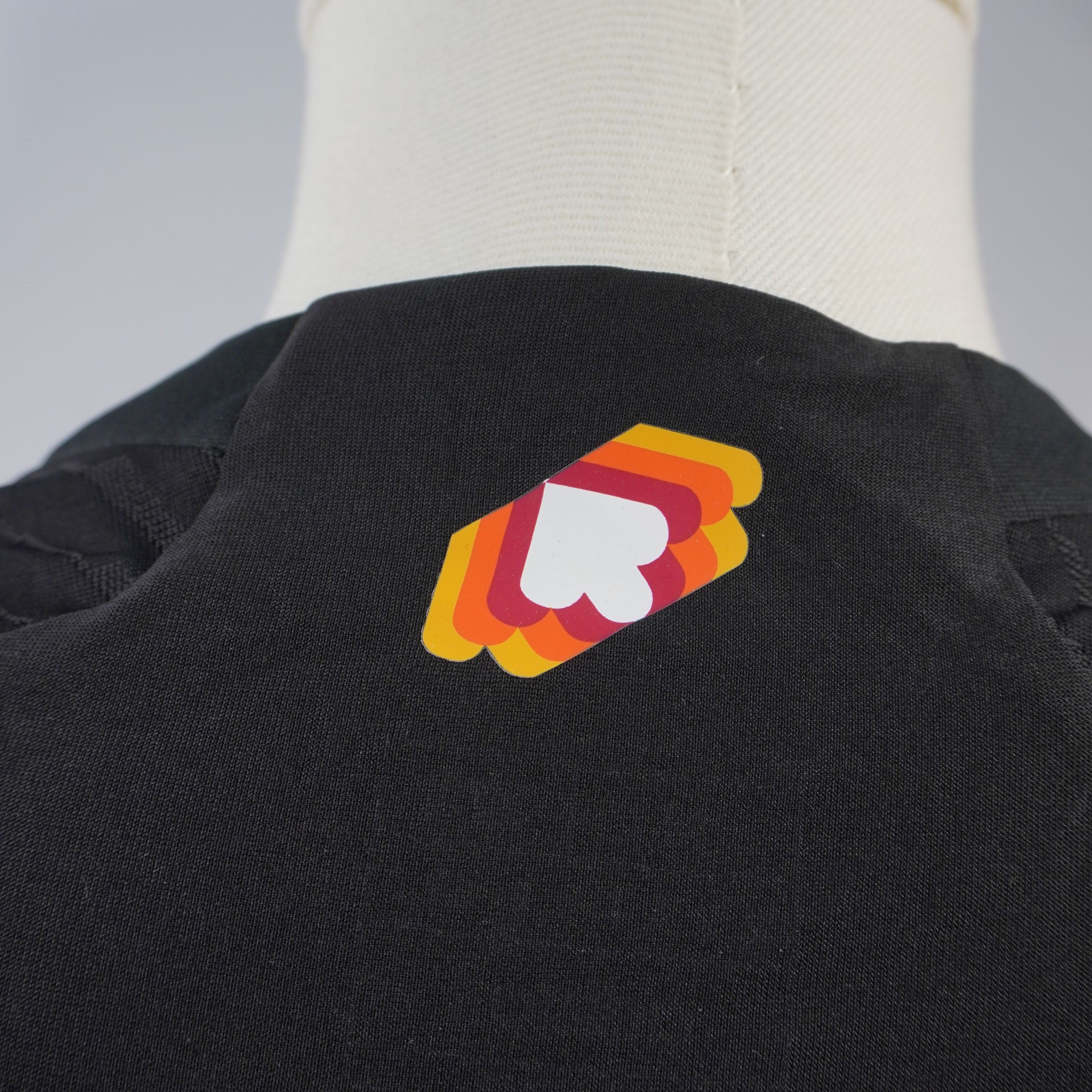 Particolare del retro-collo della maglia con l'applicazione stilizzata tricolore giallorossa ispirata alla storia del club