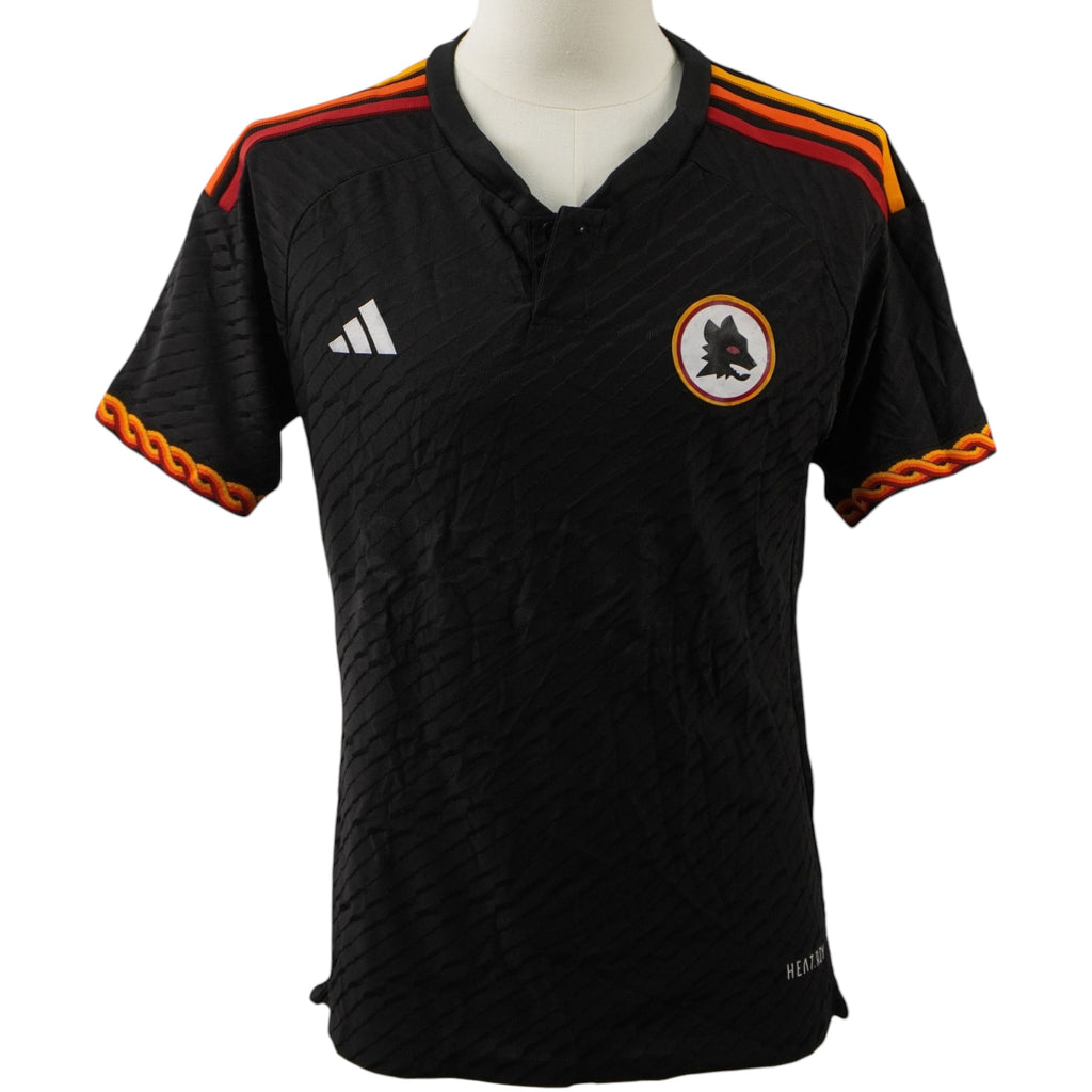 Terza maglia ufficiale AS Roma 2023 2024 adidas nera con stemma del Lupetto di Gratton e dettagli giallorossi su manichino - Vista frontale