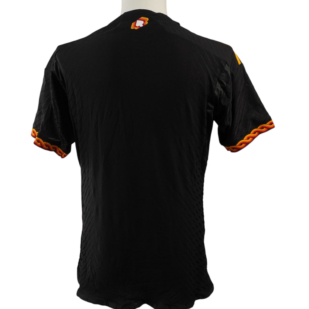 Retro della terza divisa nera AS Roma 23 24 con scollatura posteriore e bordi manica rifiniti