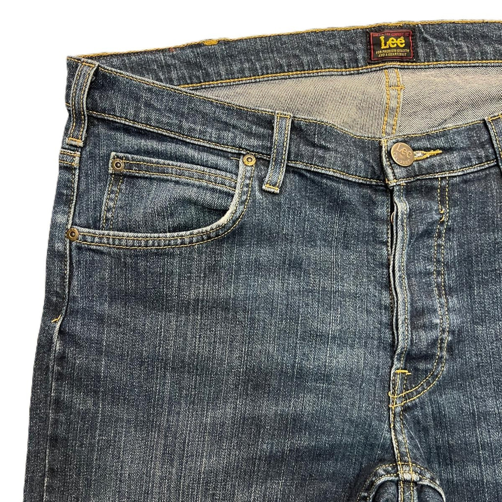 Dettaglio ravvicinato del tessuto denim dei jeans Lee che mostra le sfumature del lavaggio e la trama del cotone.