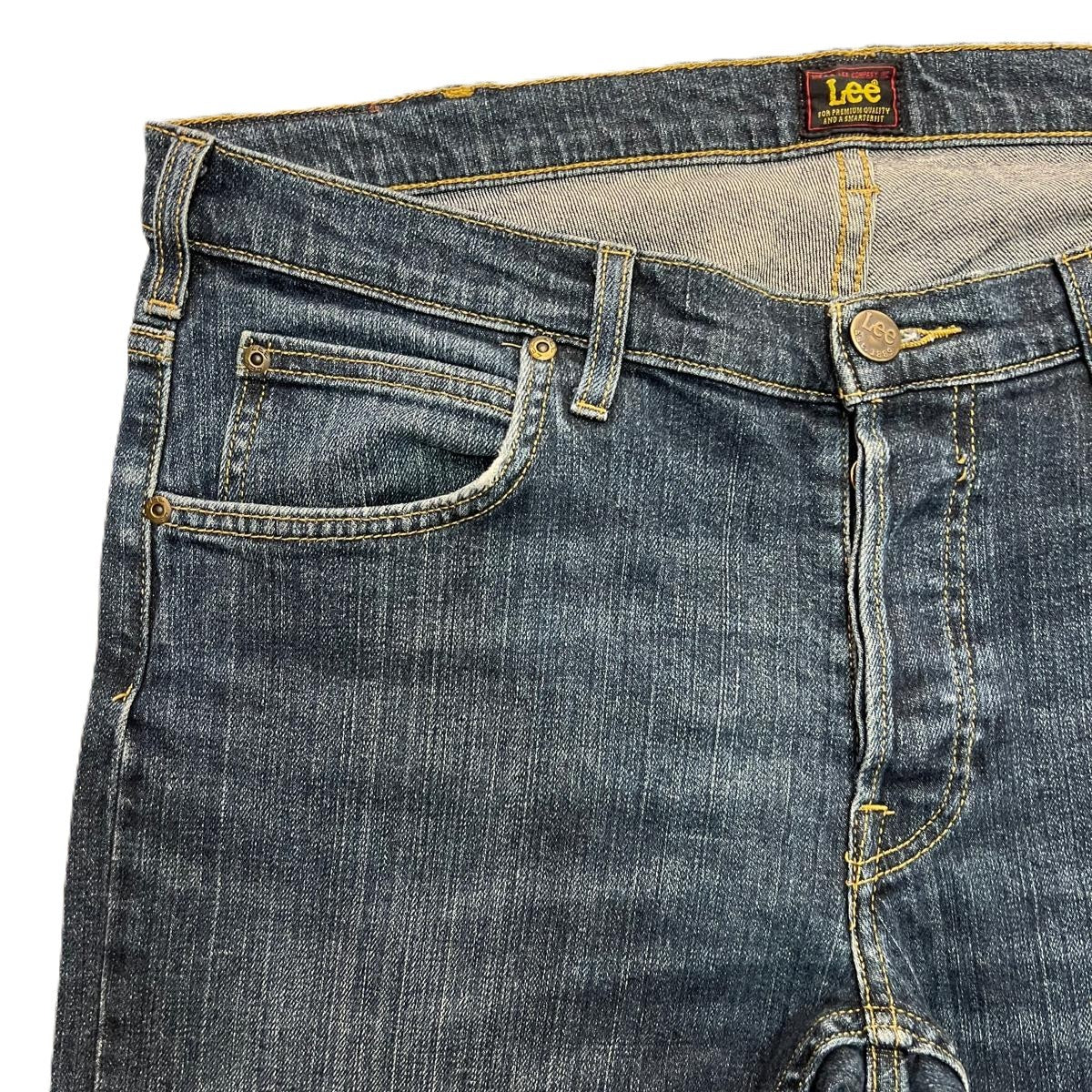 Dettaglio ravvicinato del tessuto denim dei jeans Lee che mostra le sfumature del lavaggio e la trama del cotone.