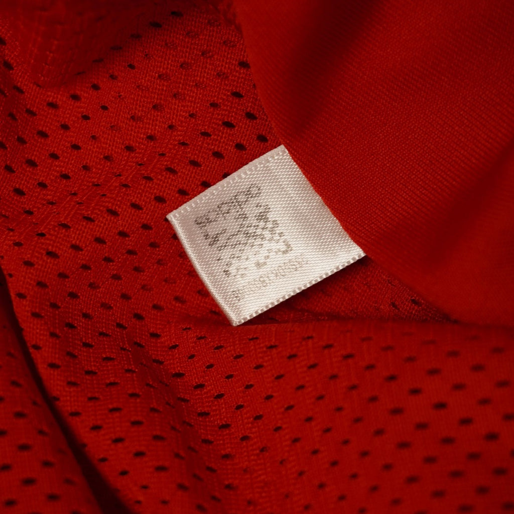Macro della texture del tessuto tecnico microtraforato e traspirante Adidas ClimaLite, specifico per l'attività sportiva.
