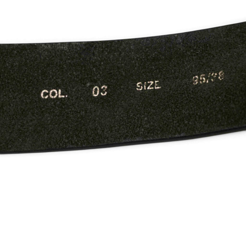 Dettaglio dei codici interni impressi in argento COL 03 e SIZE 95 38 sulla fodera scamosciata scura.