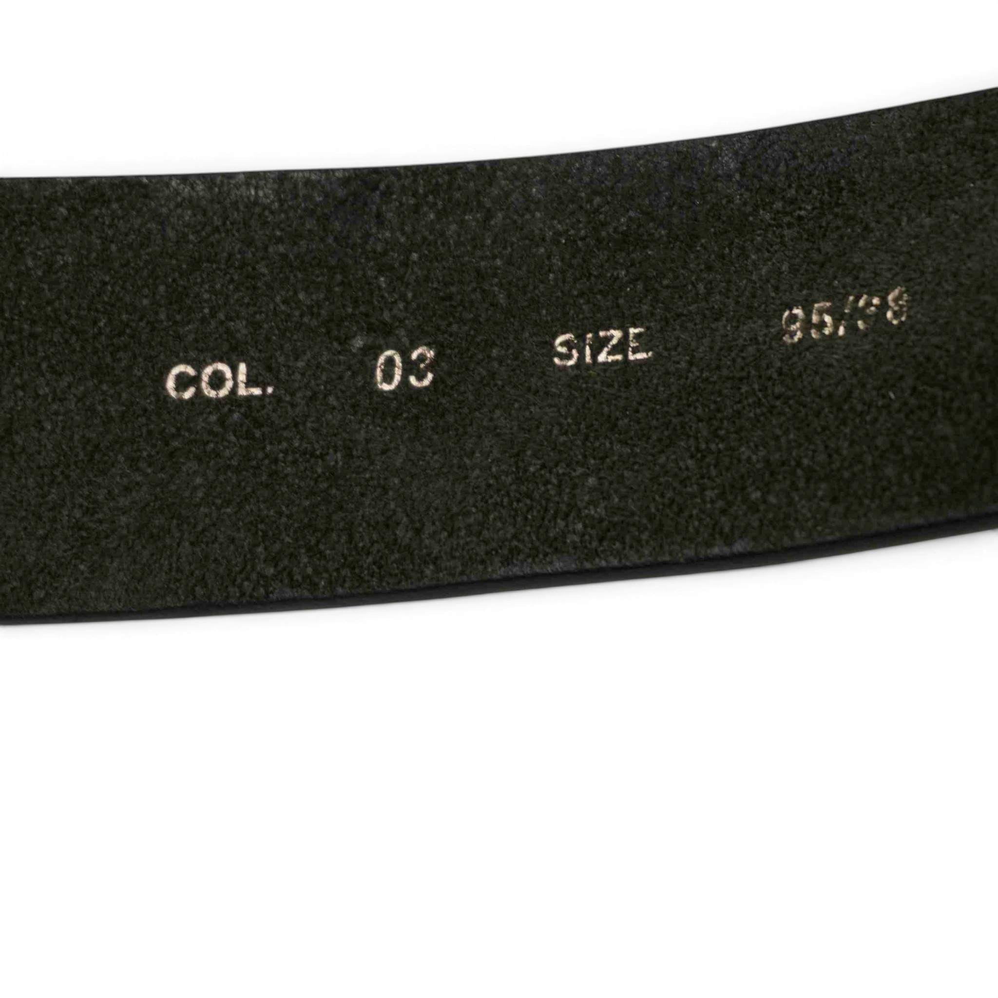 Dettaglio dei codici interni impressi in argento COL 03 e SIZE 95 38 sulla fodera scamosciata scura.
