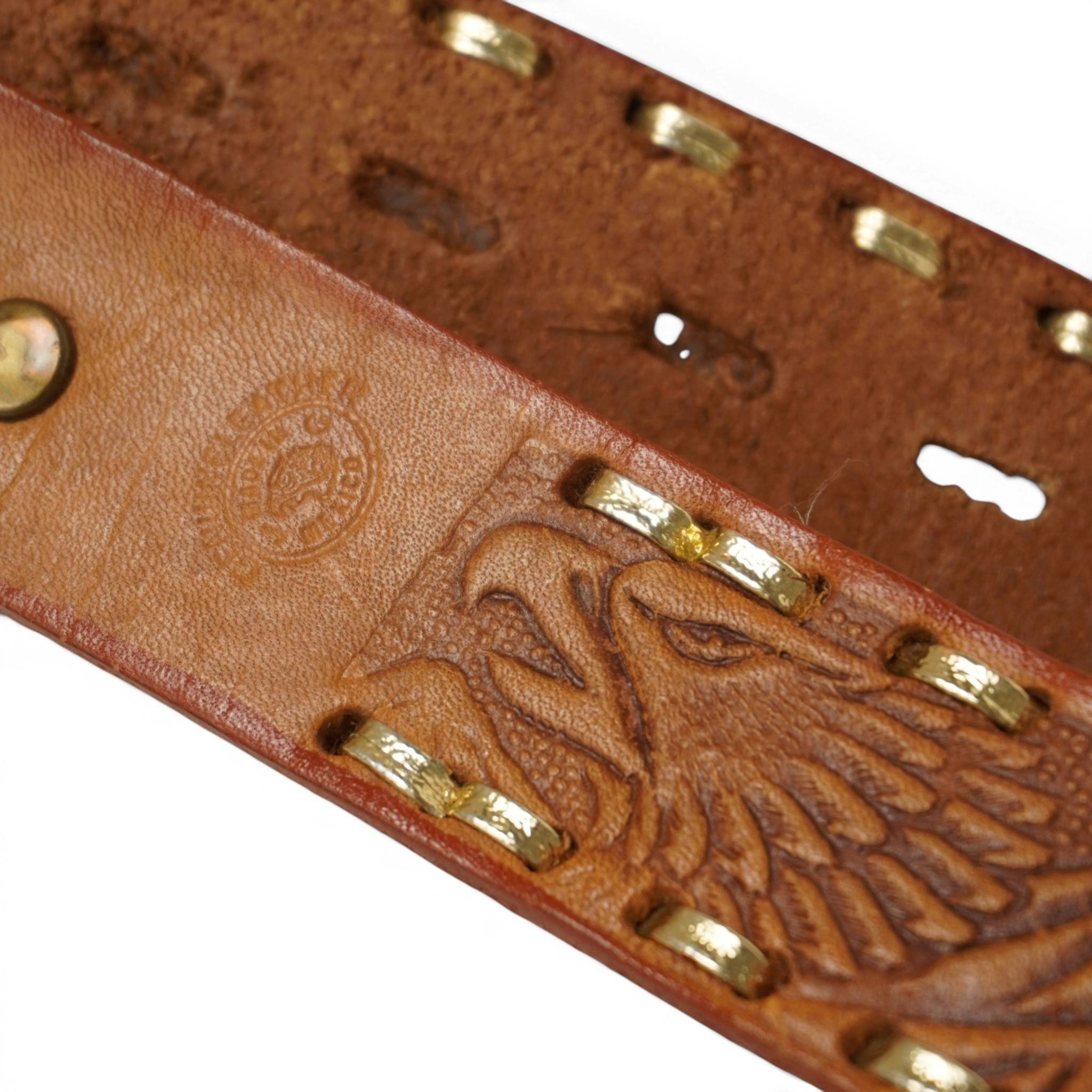 Marchio circolare Genuine Leather Made in Mexico impresso a caldo sul retro del cuoio vicino alla testa di un'aquila reale.
