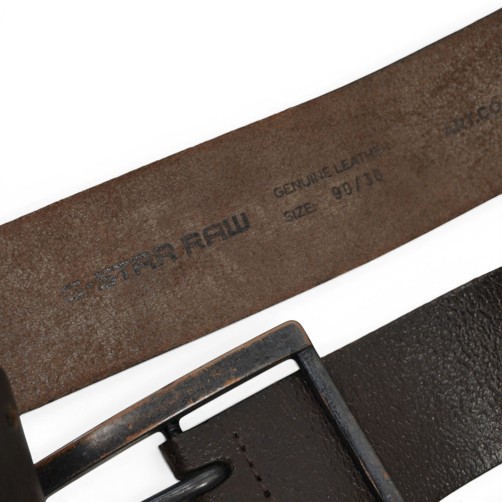Stampigliatura interna sulla pelle scamosciata che riporta la scritta Genuine Leather e la taglia 90 36.