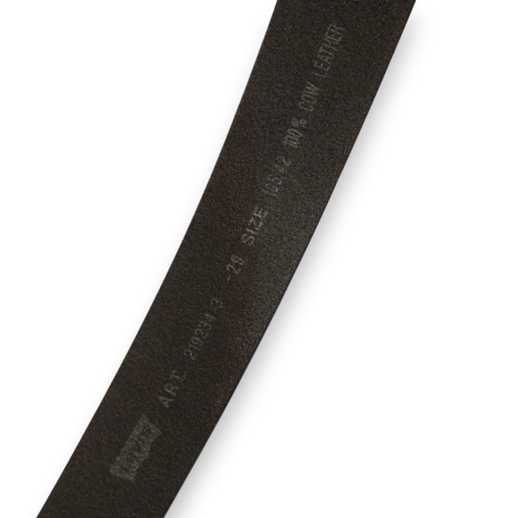 Stampigliatura interna sulla pelle con codice articolo Levi's 219234 e indicazione della taglia 105 42.
