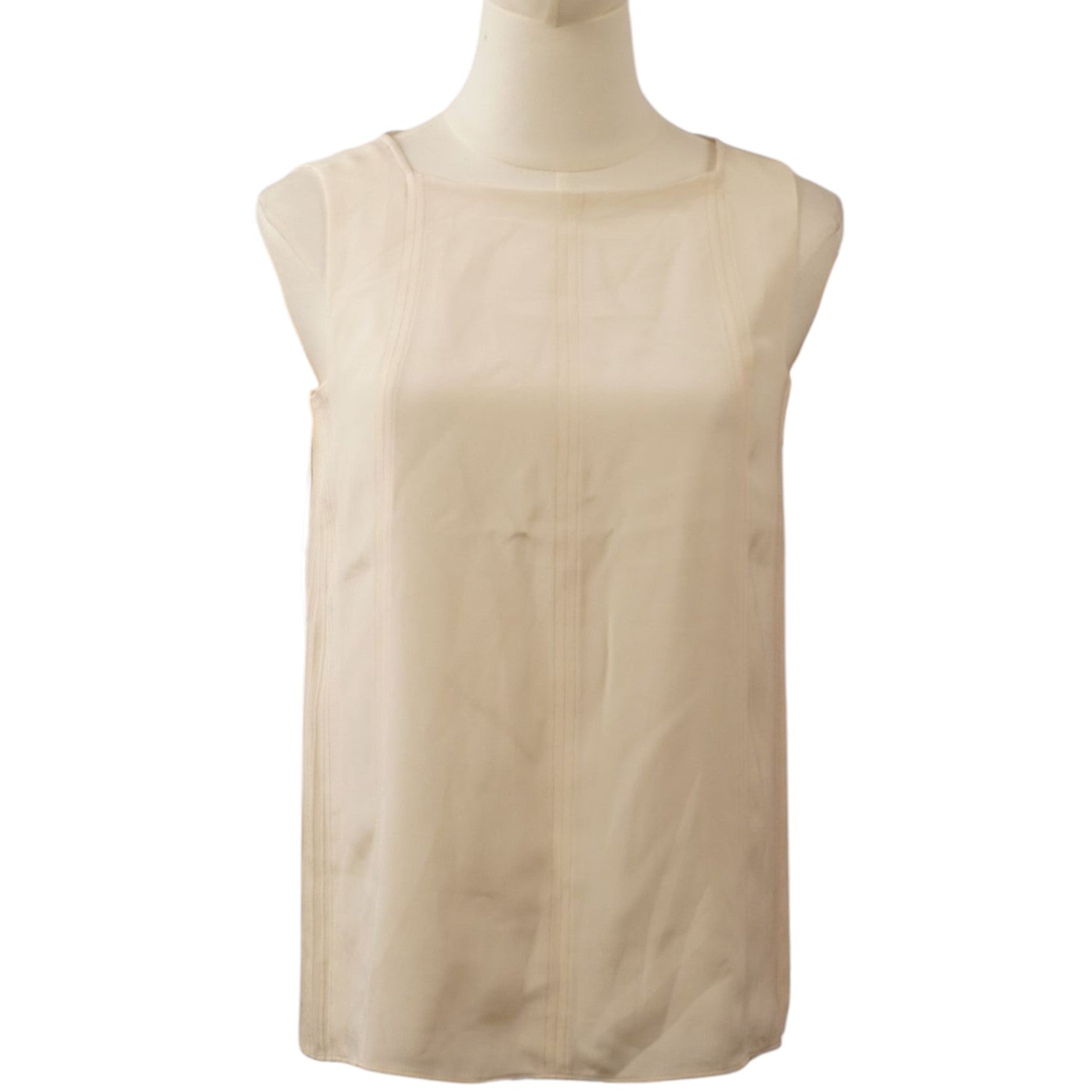  Top smanicato BOSS modello Imilia in 100% seta color champagne, vista frontale su manichino, stile minimale.