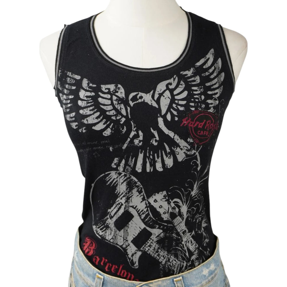 Fronte del top canotta nero Hard Rock Cafe Barcelona vintage con maxi stampa grafica di aquila, chitarre e scritte in stile rock grunge.