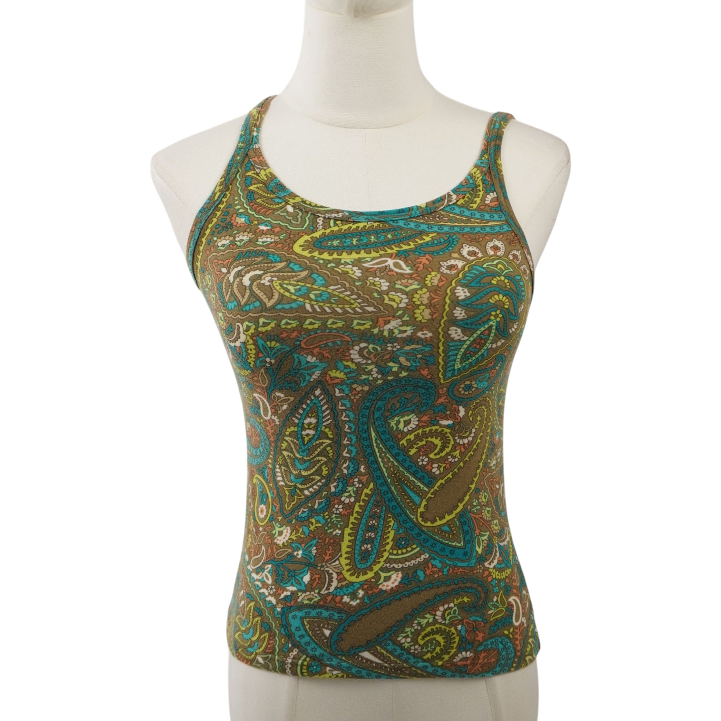 Vista frontale a figura intera della canotta aderente Etro Milano con stampa paisley multicolore su un manichino bianco.