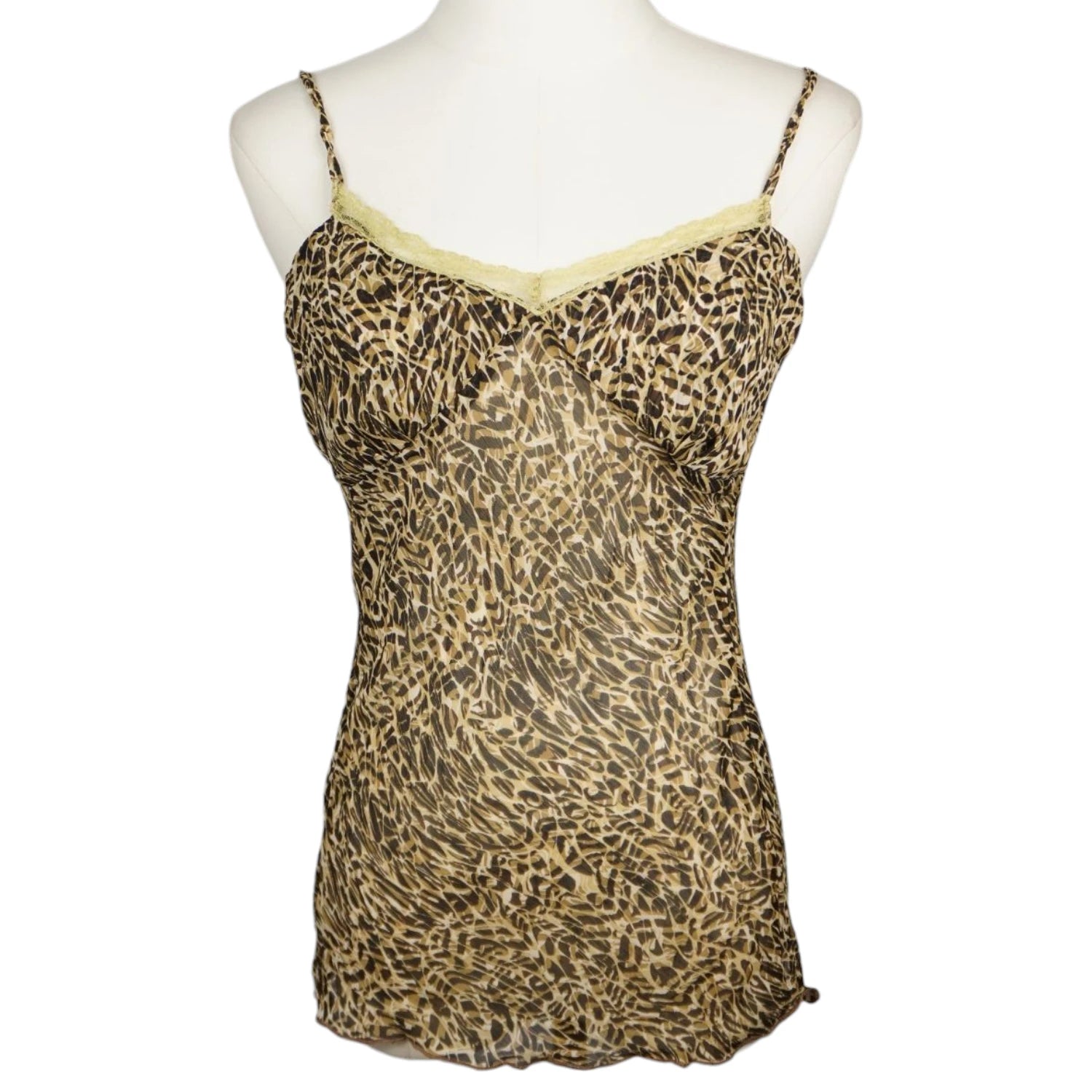Dettaglio del top a canotta in chiffon semitrasparente animalier Extyn con scollo a V e inserto in pizzo floreale sul petto.