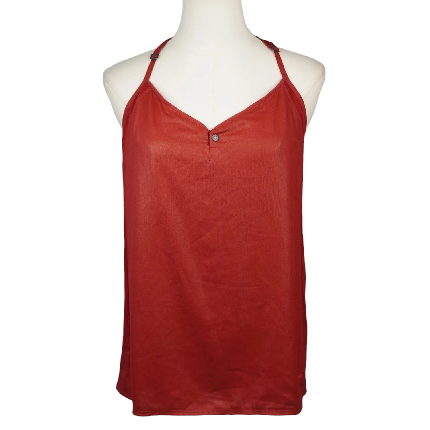 Vista frontale su manichino del top da donna G-Star Raw Arc 3D Strap in tessuto fluido rosso ruggine con scollo a V e spalline sottili.