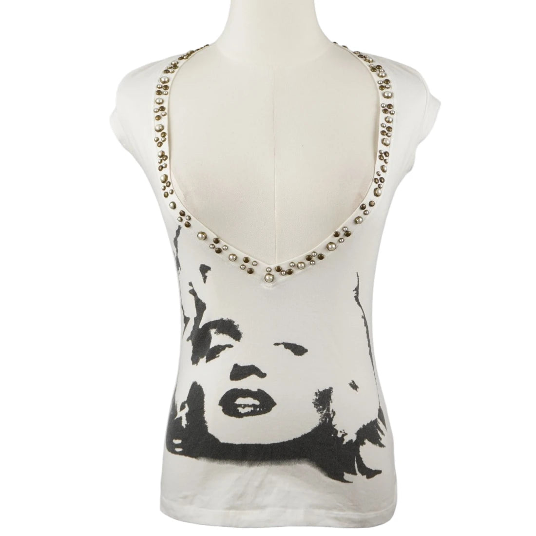 Vista frontale sul manichino del top gioiello bianco M's Plums con profondo scollo a V borchiato e stampa in bianco e nero di Marilyn Monroe.