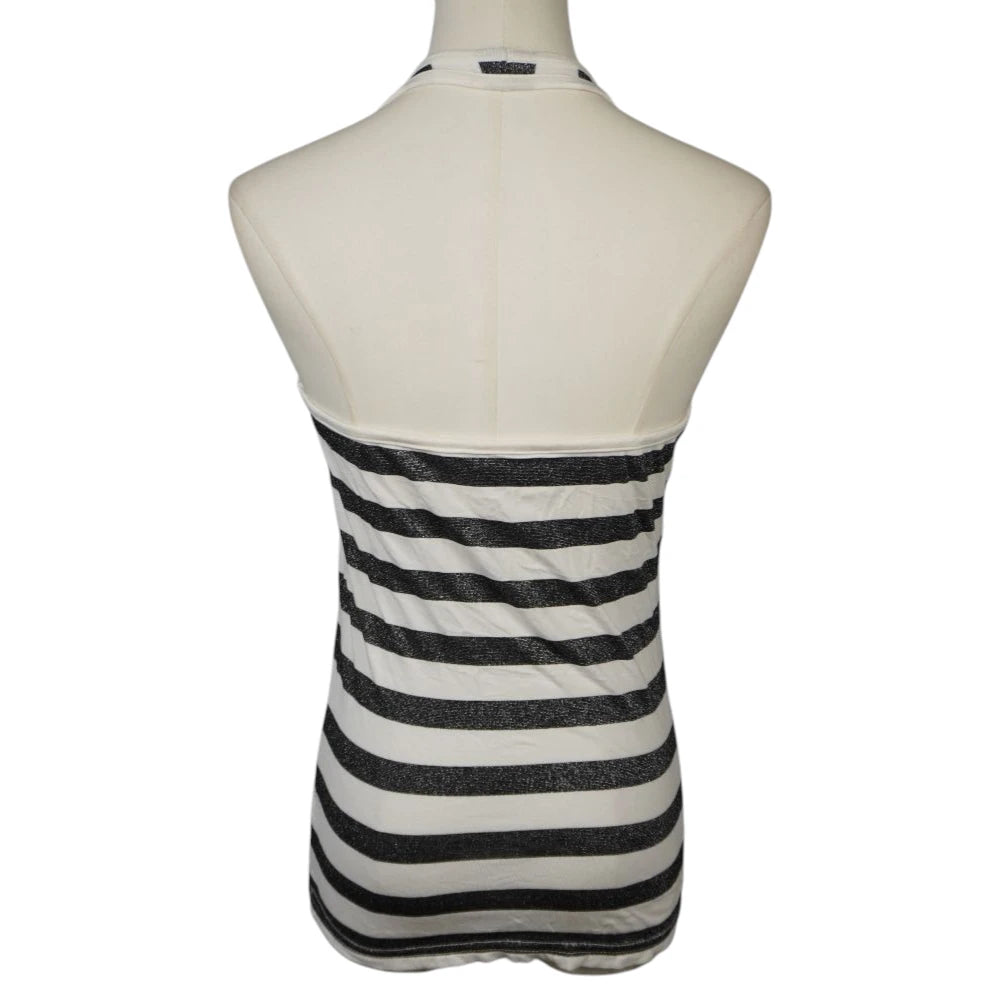 Retro del top a fascia con allacciatura halter dietro al collo a righe bicolore bianco panna e nero glitterato su manichino da sartoria.