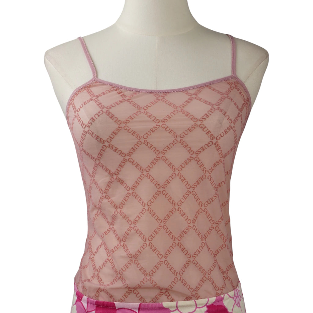 Fronte del top canotta in tulle trasparente rosa antico GUESS vintage con spalline sottili e logo geometrico allover.