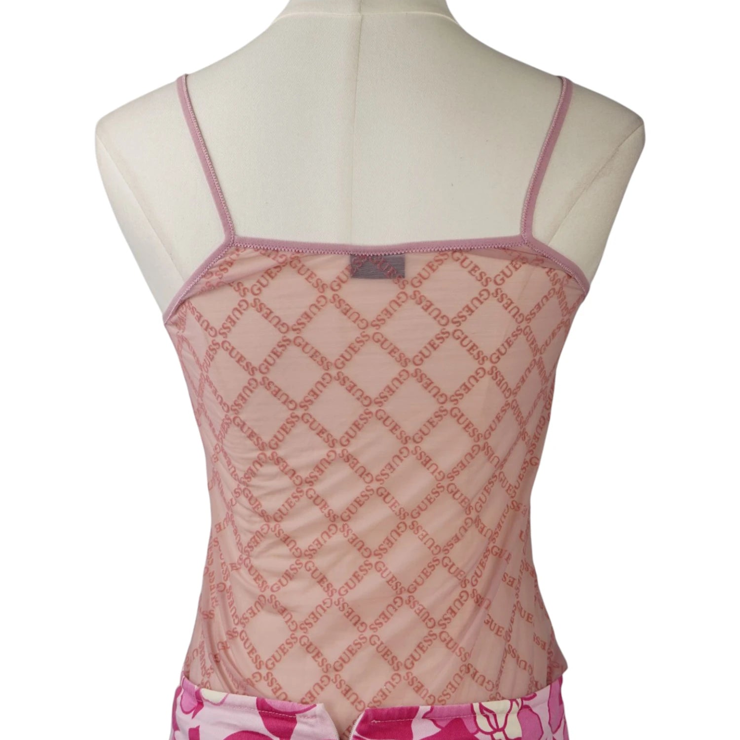 Retro del top in mesh trasparente rosa firmato Guess con spalline sottili e motivo geometrico logato Y2K.
