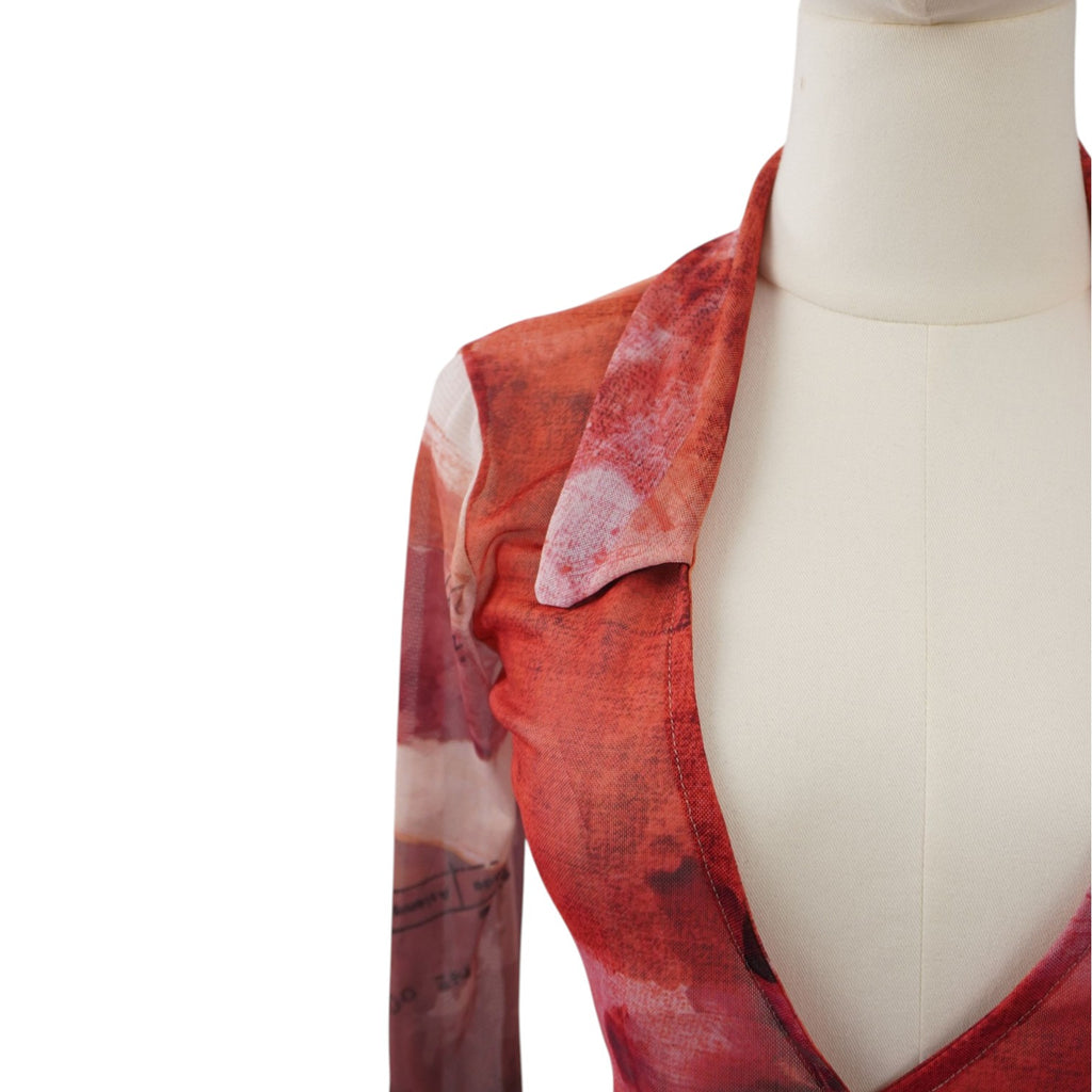 Dettaglio ravvicinato della scollatura a V e del colletto classico vintage del top wrap Urban Outfitters Archive