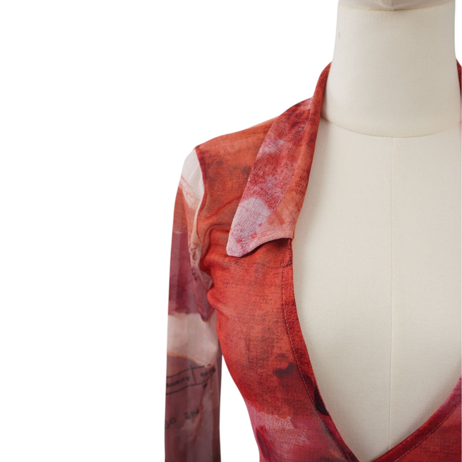 Dettaglio ravvicinato della scollatura a V e del colletto classico vintage del top wrap Urban Outfitters Archive