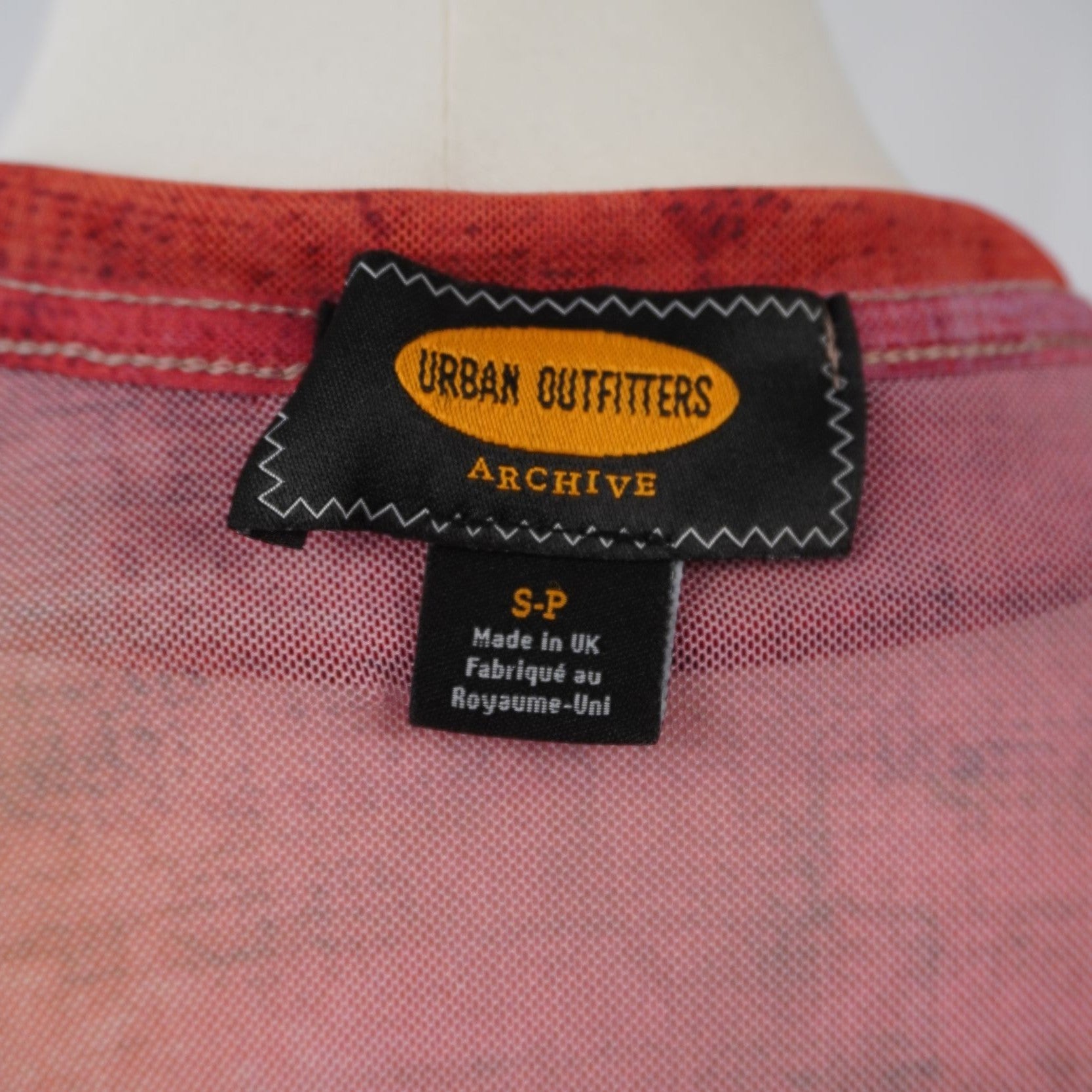 Etichetta interna originale cucita sul collo nera e gialla con logo Urban Outfitters Archive e taglia Small