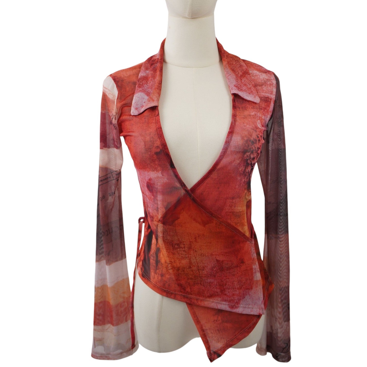 Top in mesh elasticizzato Urban Outfitters linea Archive con stampa astratta Sunset, scollatura a V e modello wrap su manichino - Vista frontale