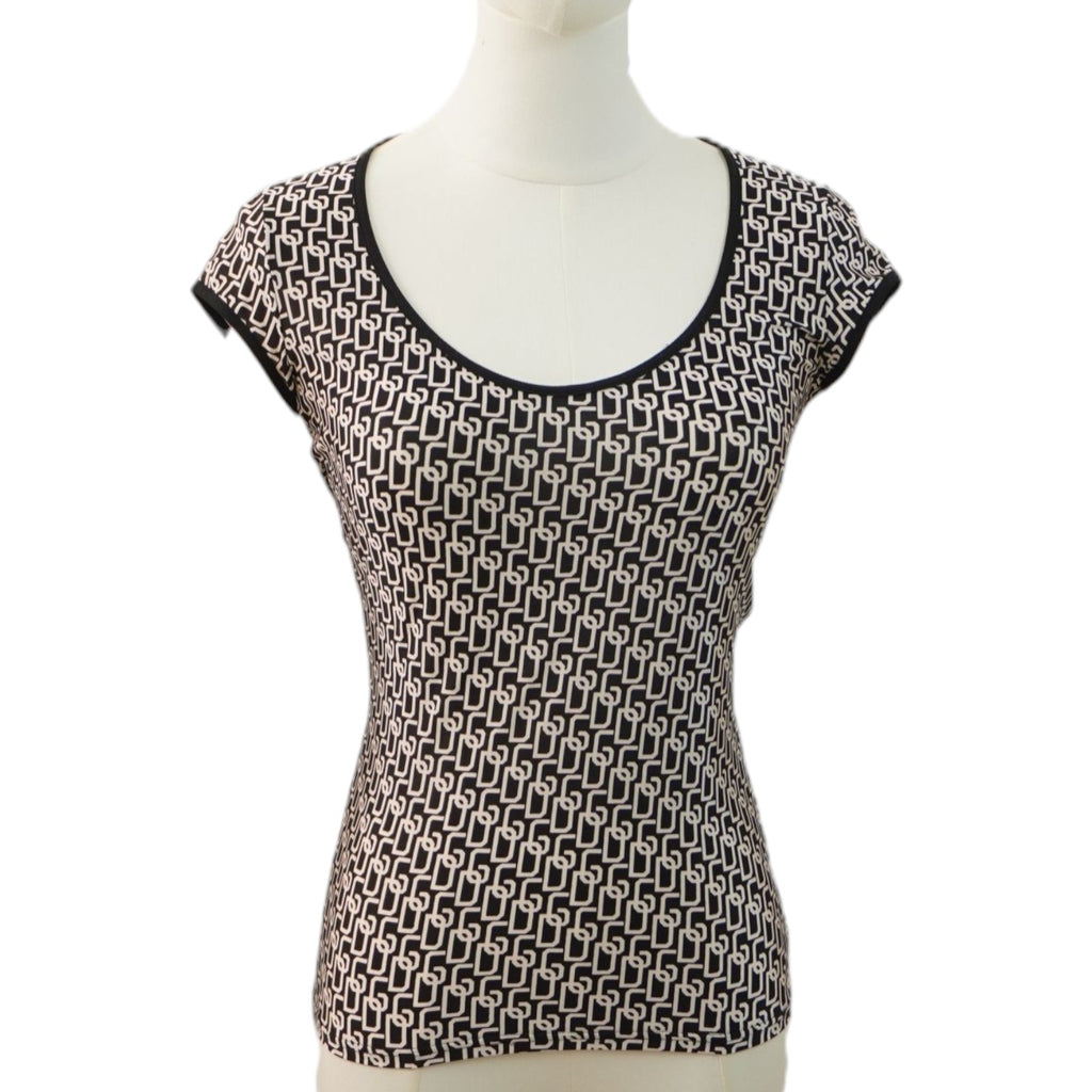 Top a maniche corte Dolce & Gabbana vintage su manichino, vista frontale con stampa monogramma bianca e nera.