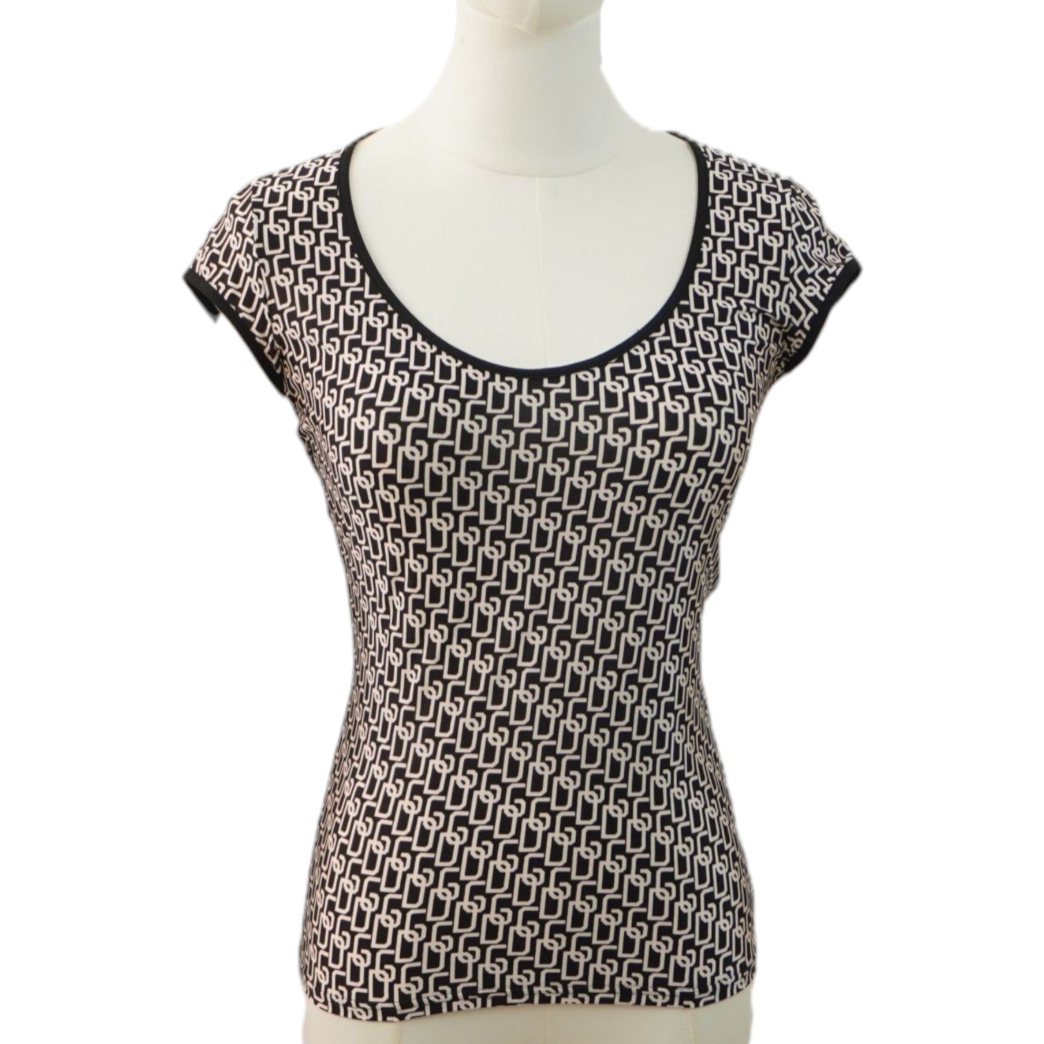 Top a maniche corte Dolce & Gabbana vintage su manichino, vista frontale con stampa monogramma bianca e nera.