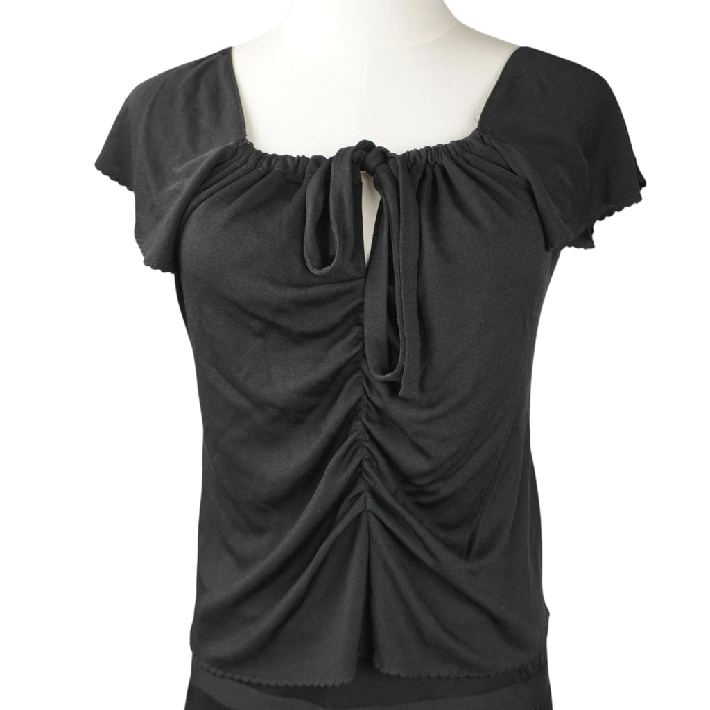 Dettaglio del top nero Moschino Cheap and Chic con scollo a cuore arricciato e cut-out.