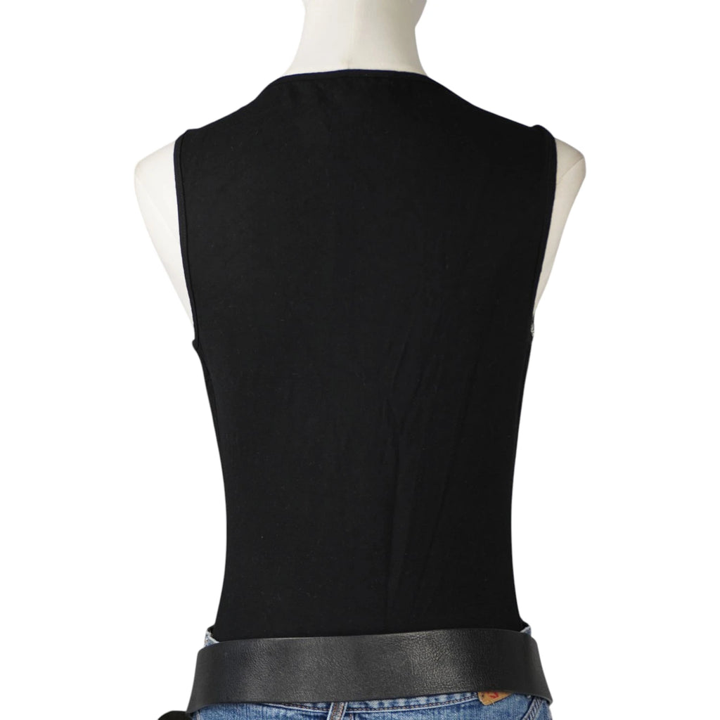 Primo piano del top nero Richmond Denim con ricco ricamo frontale in strass argento e oro.