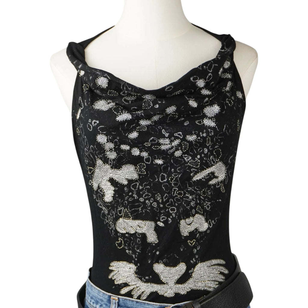 Outfit completo con top nero Richmond Denim a strass, gonna di jeans Phard e cintura Diesel.