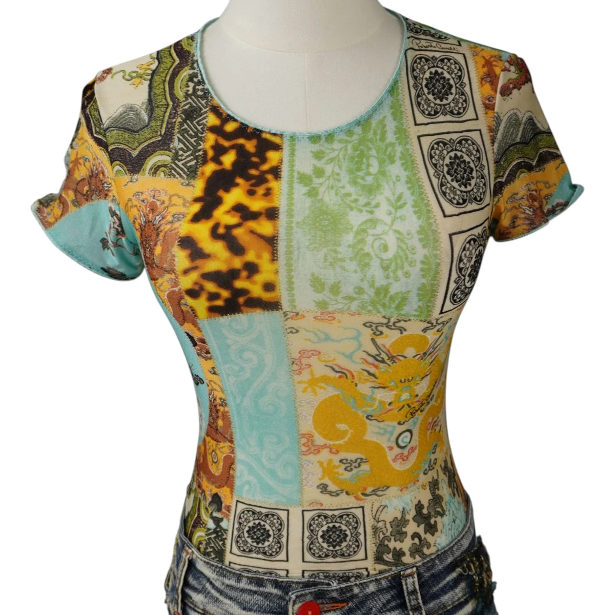 Fronte del top aderente Roberto Cavalli vintage con stampa patchwork multicolore di draghi orientali e motivi animalier.