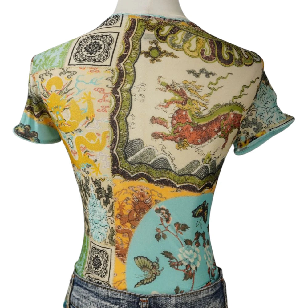 Schiena della t-shirt aderente Roberto Cavalli vintage con stampa patchwork di creature mitologiche orientali e farfalle.