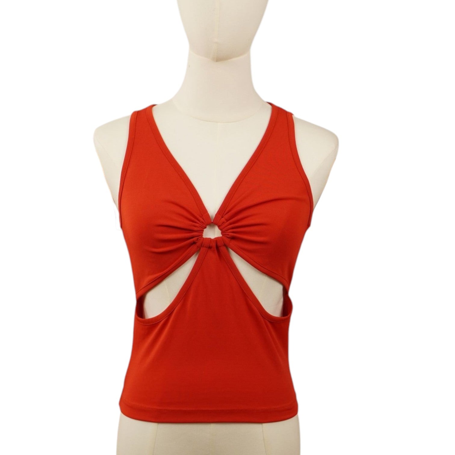Top smanicato rosso Versace Jeans Couture su manichino con scollo a V e aperture cut-out sul davanti.