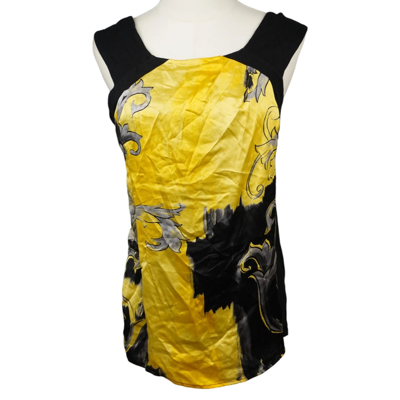 Blusa smanicata Versace Collection con pannello frontale in raso di seta giallo brillante e stampa ornamentale barocca grigia e nera.