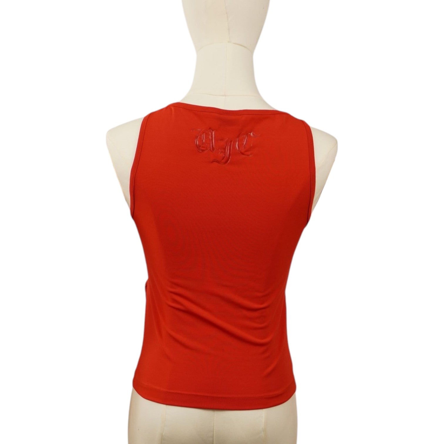 Vista posteriore a figura intera del top elasticizzato rosso Versace Jeans Couture su manichino