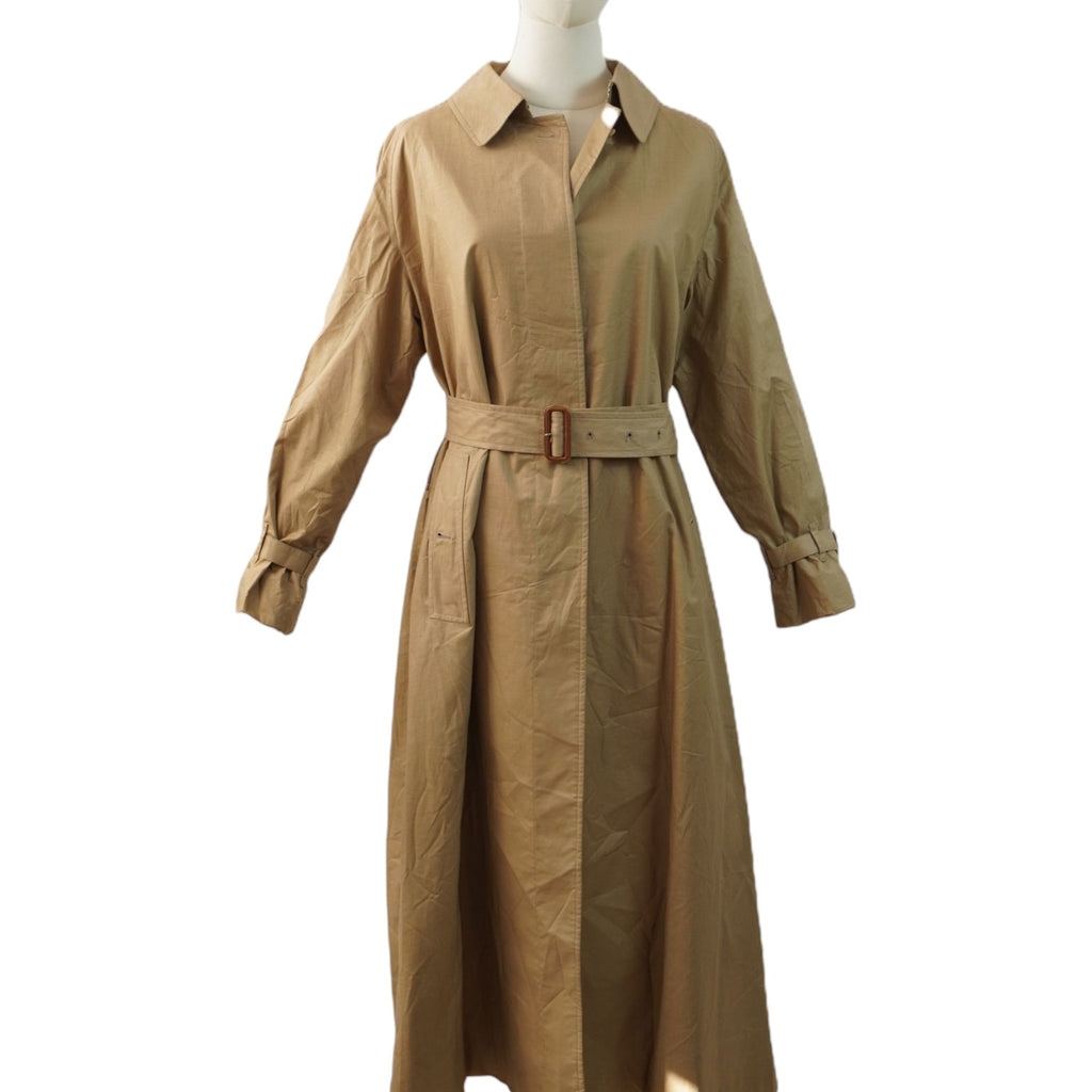 Raro trench extra long Burberrys' vintage color miele su manichino, vista frontale con cintura allacciata.