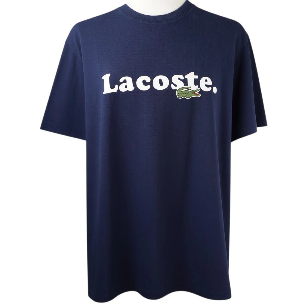 T-shirt vintage Lacoste da uomo modello TH1868 di colore blu navy vista frontalmente, con maxi scritta Lacoste bianca e logo del coccodrillo verde stampato sul petto.