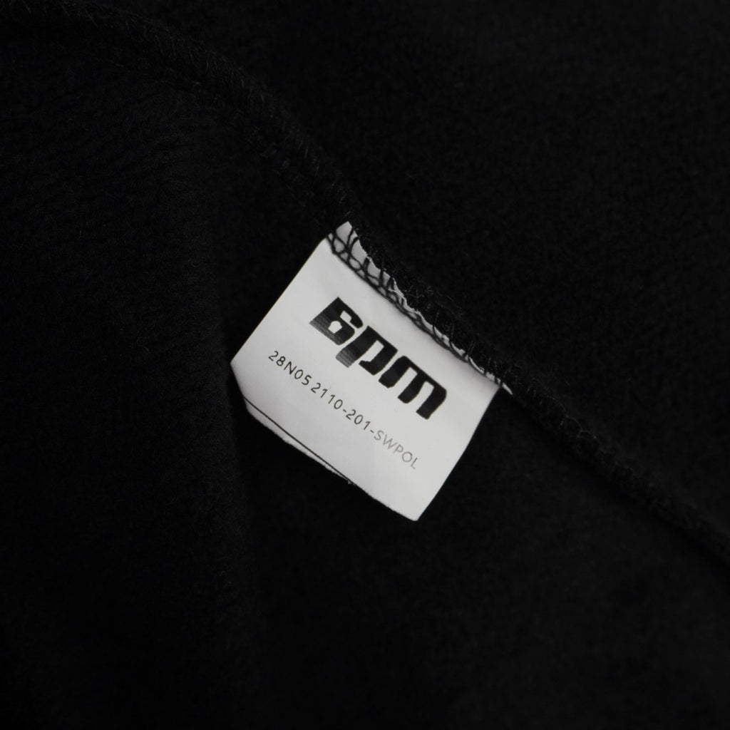 Mini etichetta bianca in tessuto con il logo ufficiale del brand streetwear tedesco 6PM.