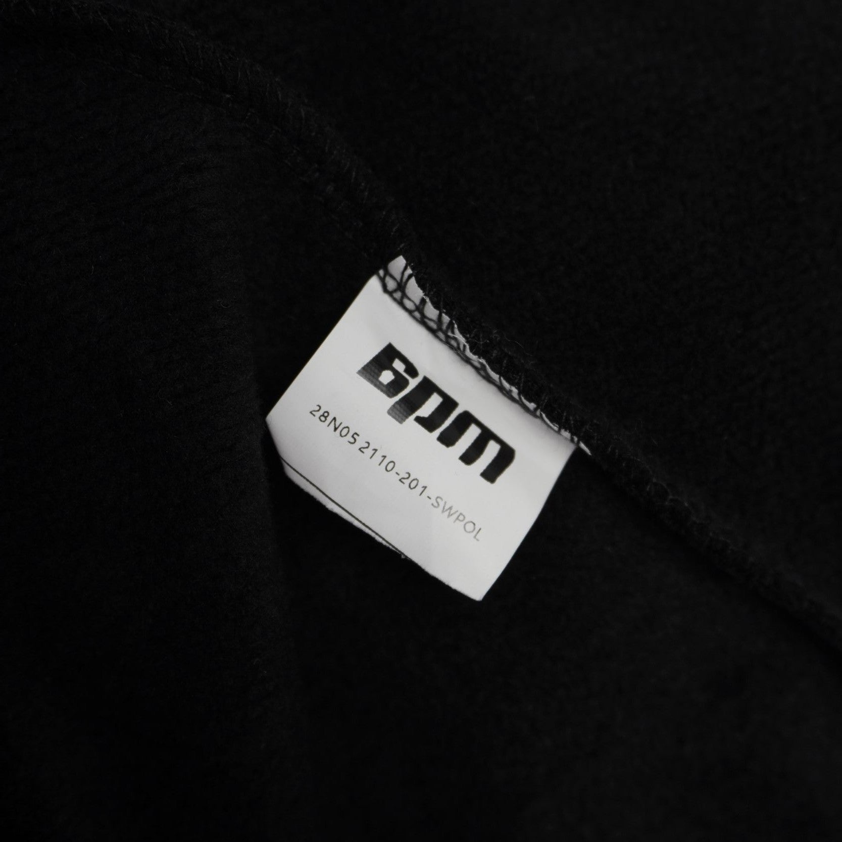 Mini etichetta bianca in tessuto con il logo ufficiale del brand streetwear tedesco 6PM.