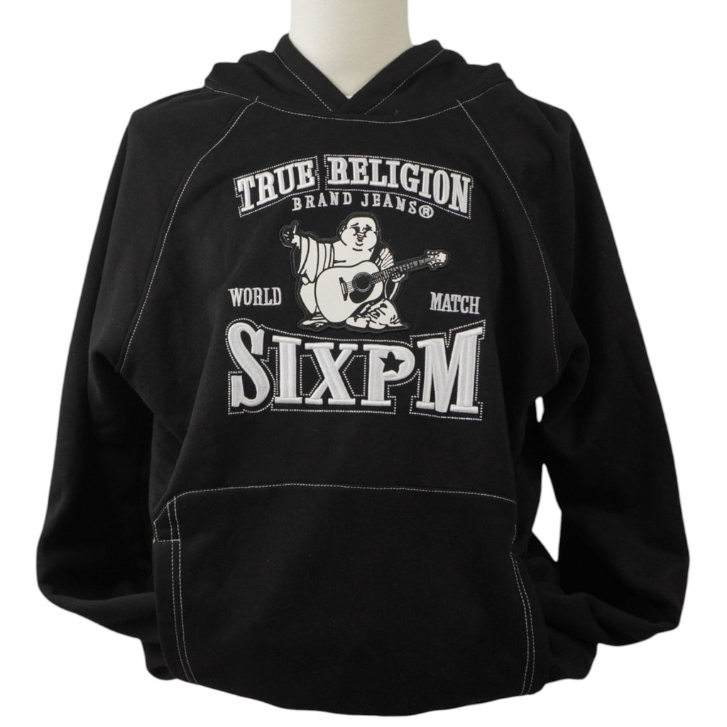  Fronte della felpa nera con cappuccio 6PM x True Religion e maxi stampa bianca.