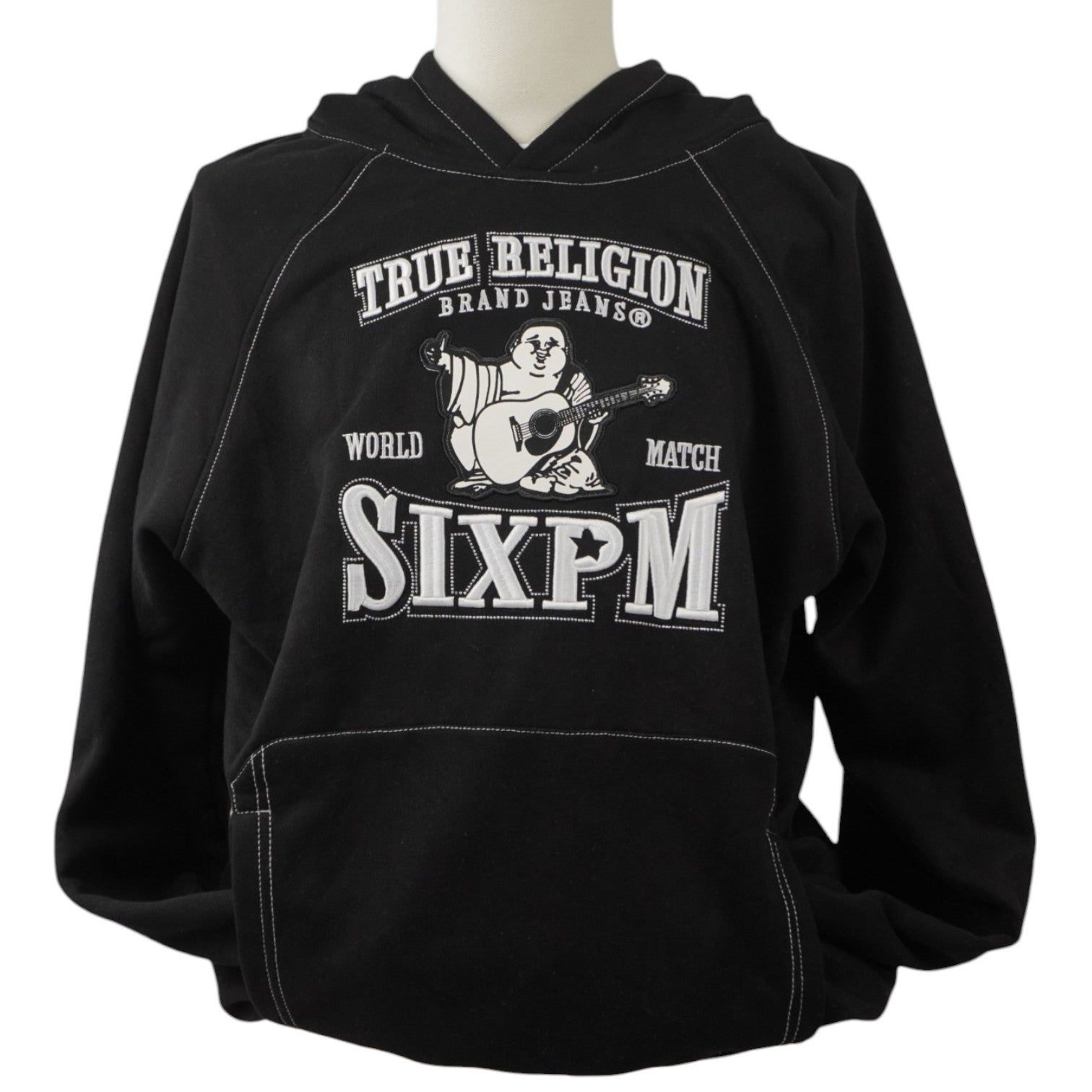  Fronte della felpa nera con cappuccio 6PM x True Religion e maxi stampa bianca.