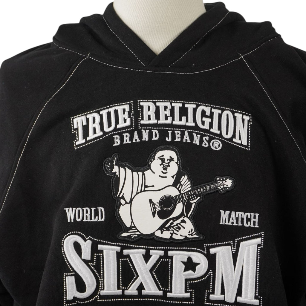 Primo piano della stampa bianca True Religion Sixpm con l'iconica grafica del Buddha.