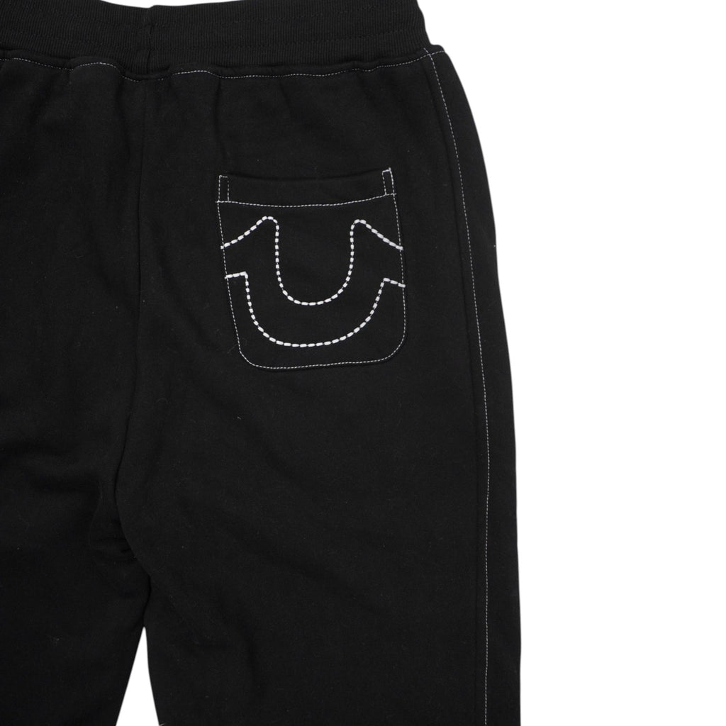 Iconico ricamo a ferro di cavallo True Religion Super T sulla tasca posteriore dei pantaloni.