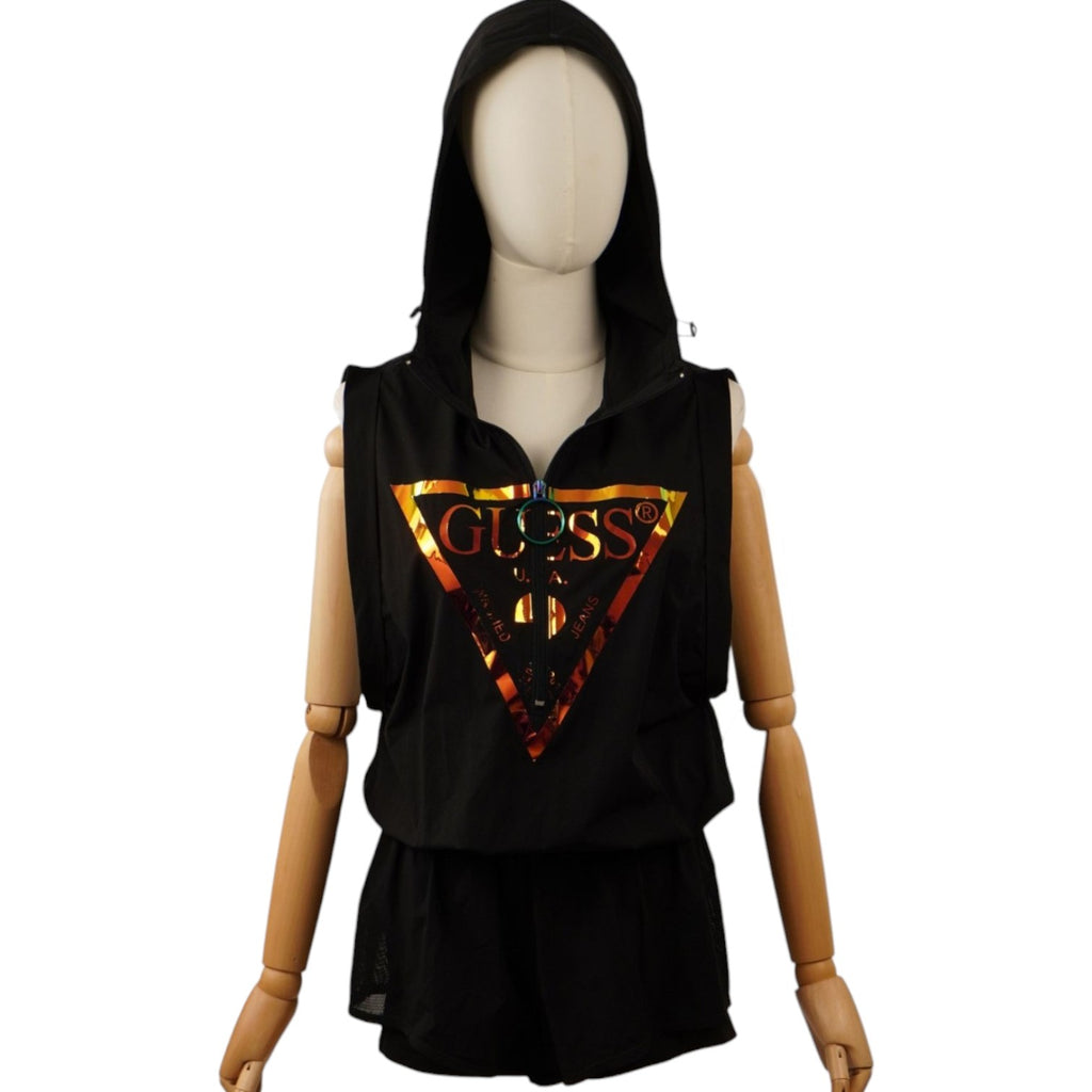 Jumpsuit corta sportiva nera da donna Guess con cappuccio e logo triangolare metallizzato sul fronte