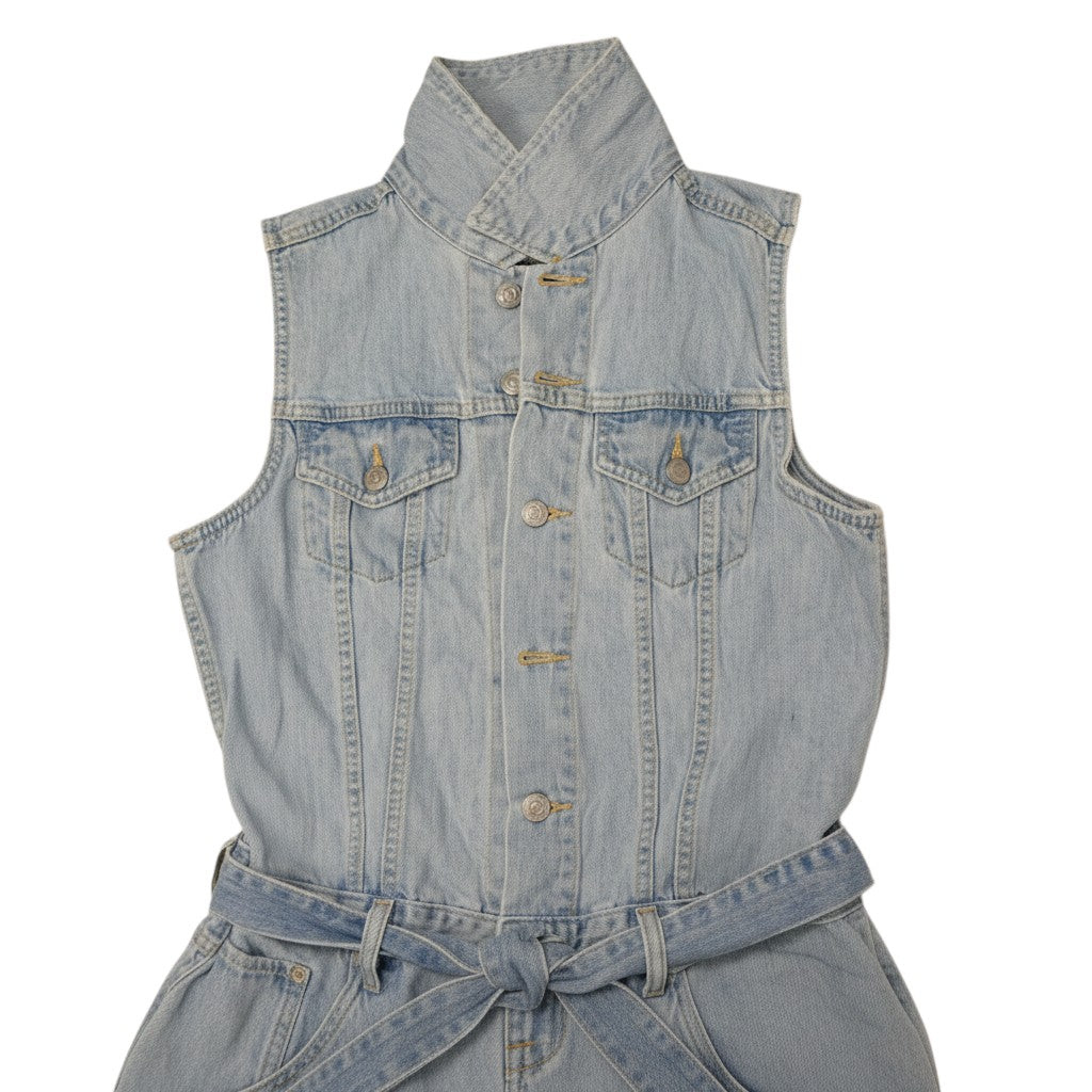 Primo piano del corpetto smanicato in jeans della tuta Levi's con colletto alto coreano e abbottonatura frontale