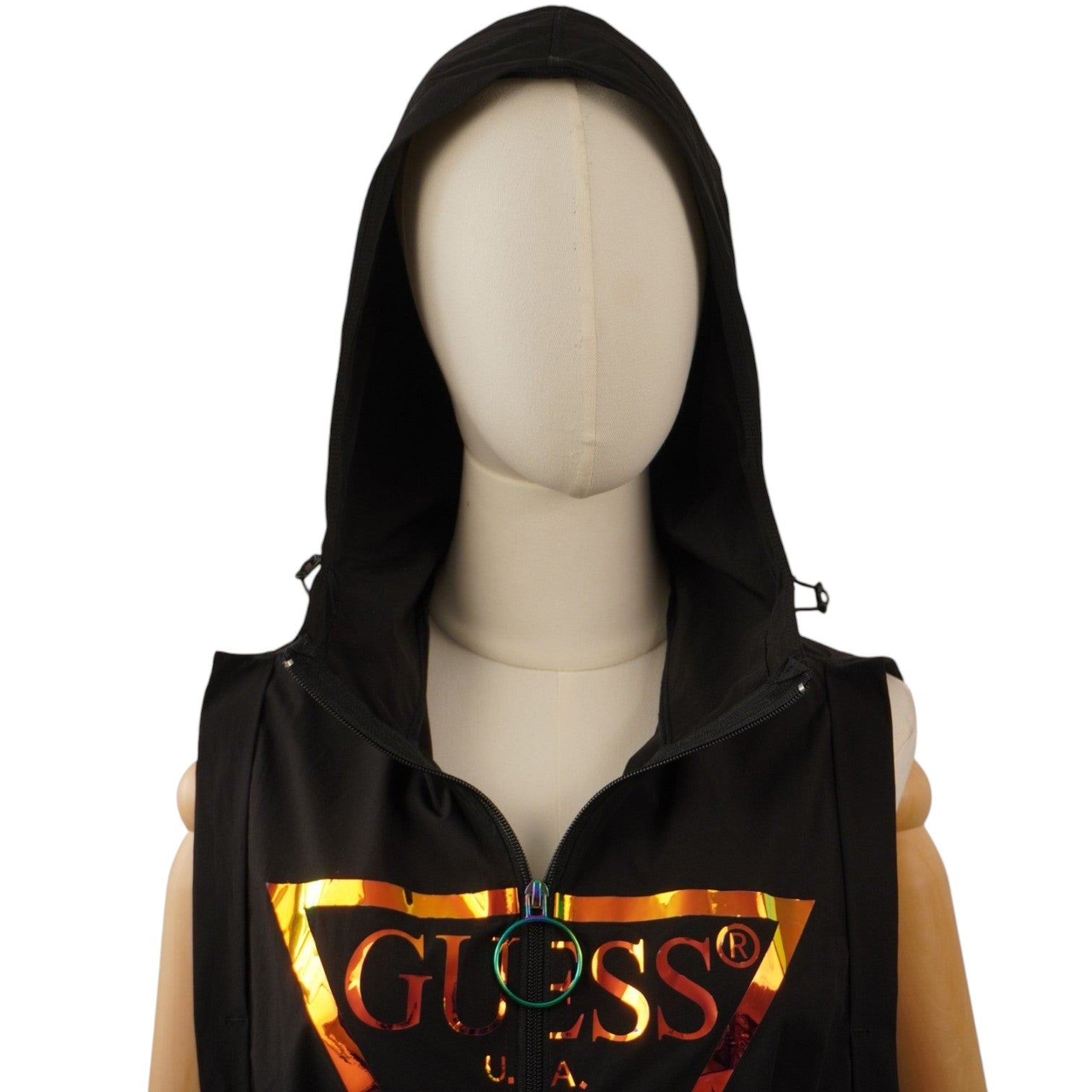  Inquadratura a mezzo busto della felpa smanicata Guess con zip frontale e cappuccio.