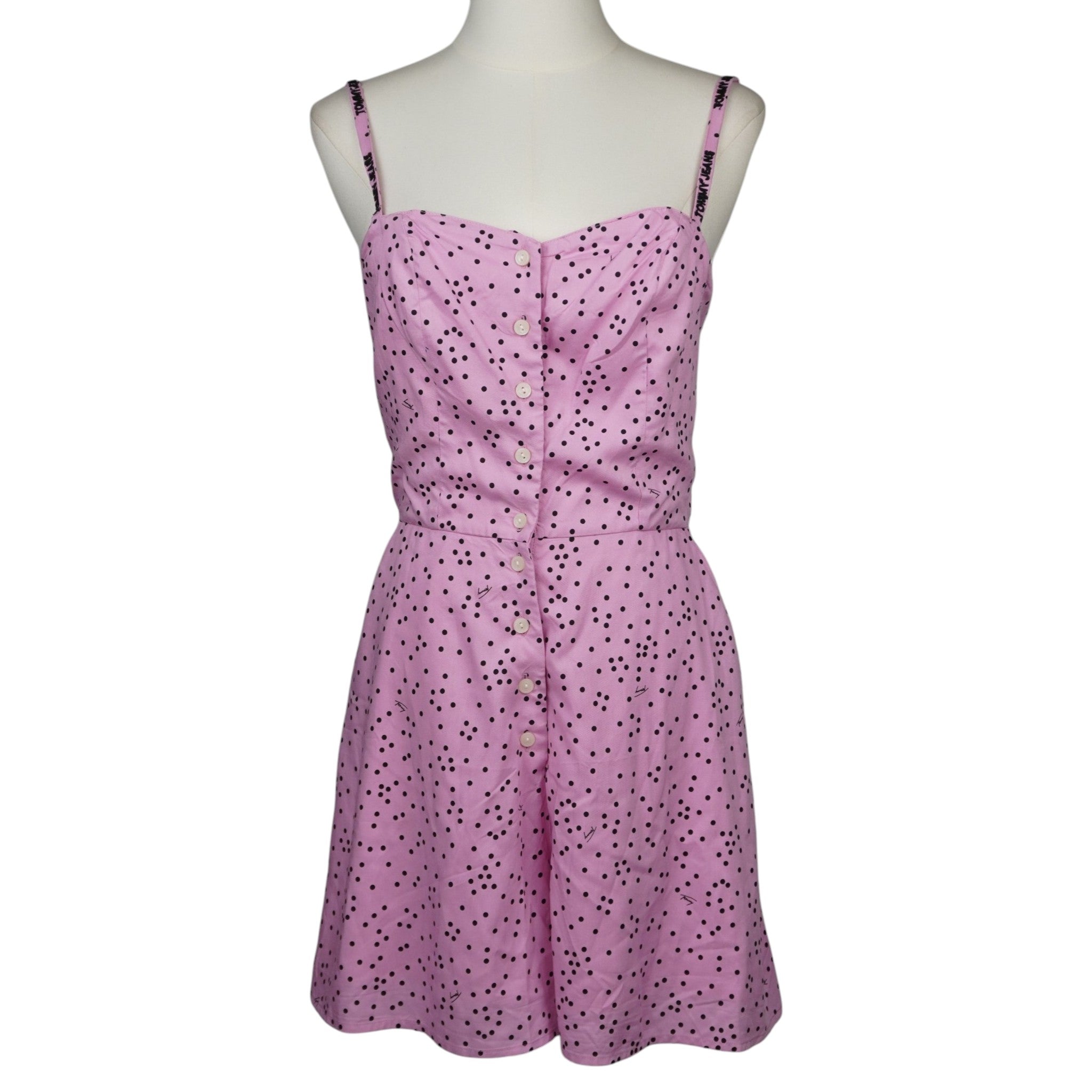Tutina corta playsuit donna rosa a pois neri originale Tommy Jeans con bottoni sul davanti, vista frontale intera su manichino.