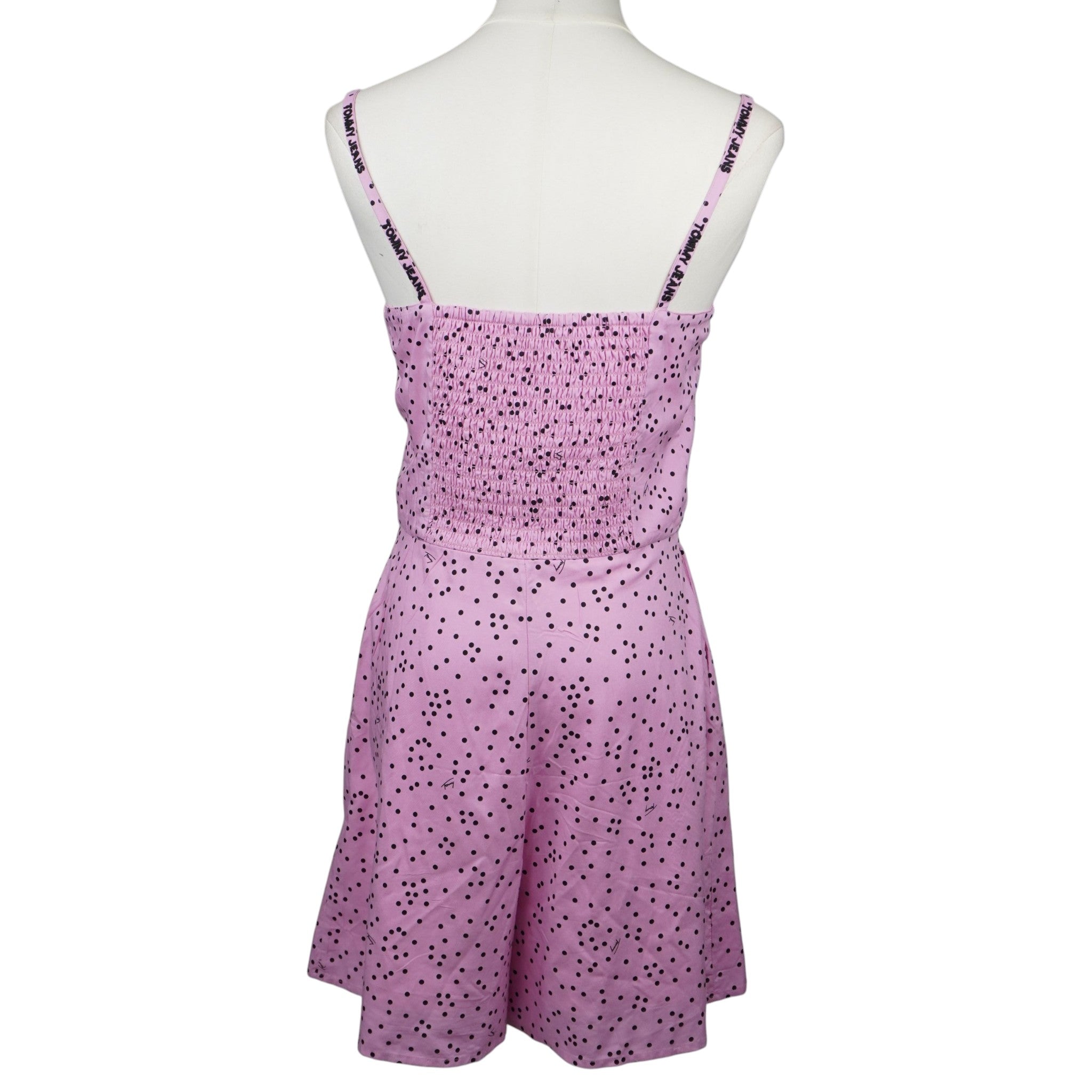 Retro della tutina corta estiva rosa a pois Tommy Jeans con pannello elasticizzato a nido d'ape.