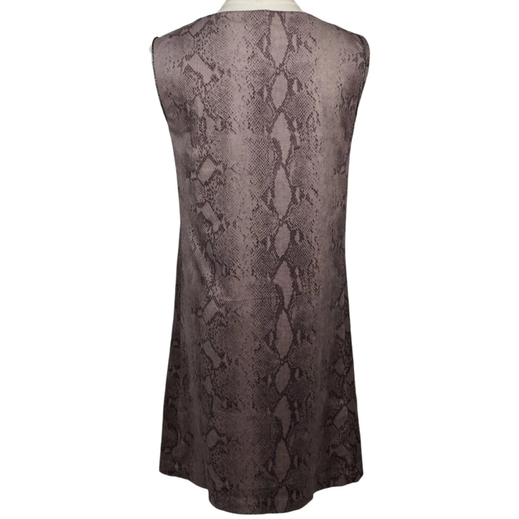 Vista posteriore dell'abito a trapezio Custo Barcelona caratterizzato da un total look con stampa animalier pitonata nei toni del grigio tortora e marrone.