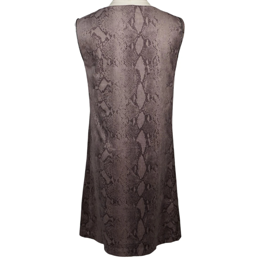 Vista posteriore dell'abito a trapezio Custo Barcelona caratterizzato da un total look con stampa animalier pitonata nei toni del grigio tortora e marrone.