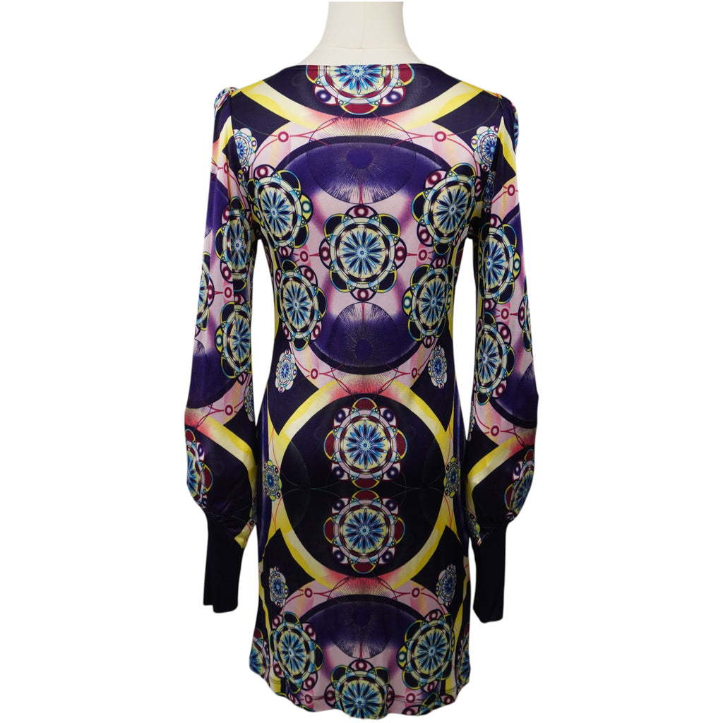 Vestito elasticizzato Custo Barcelona con stampa artistica geometrica e simmetrica, vista posteriore completa.